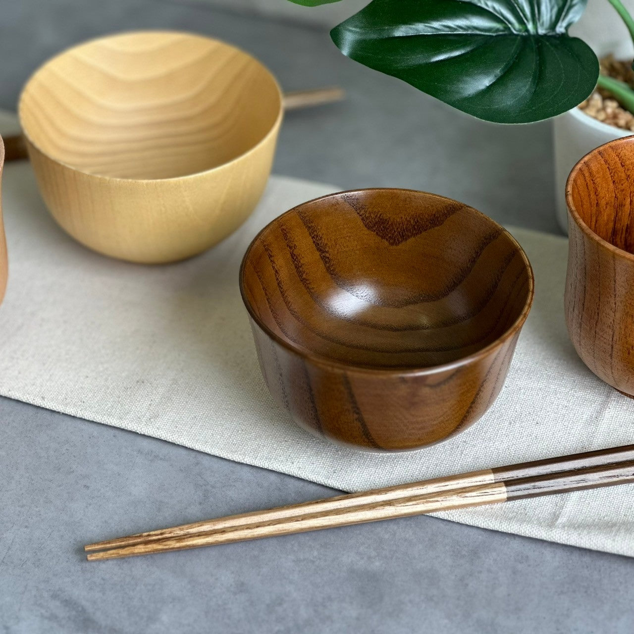 4-piece set: Wooden bowls, brown, 2 pieces, 2 pairs of chopsticks included